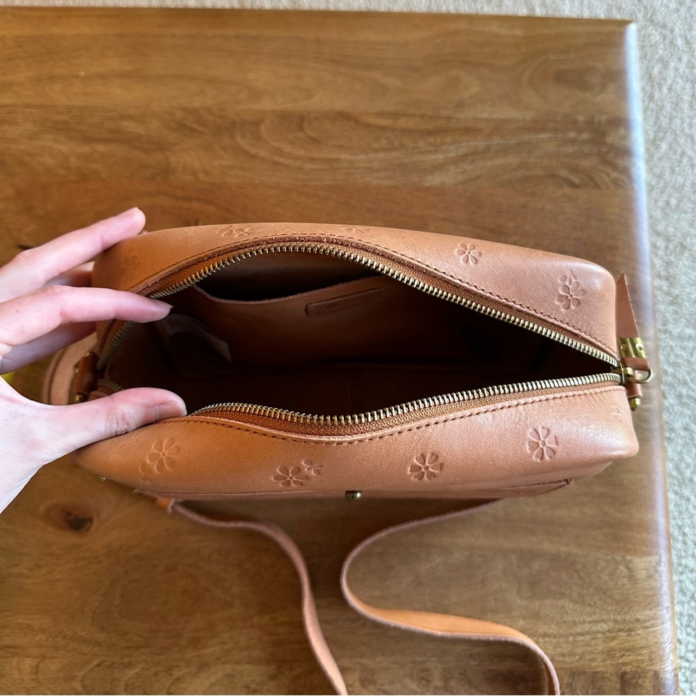 Madewell Transport Crossbody Camera Bag in Tan Brown Leather: Floral Bandana - Picture 7 of 8
